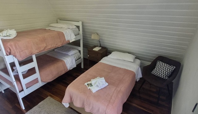 Two large bedrooms in a family home, 5 minutes from the center.