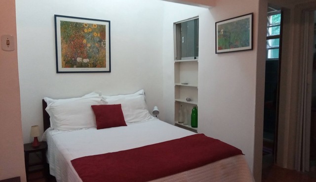 Two minutes from Copacabana and Leme beach Cozy apartment for 2-4 people