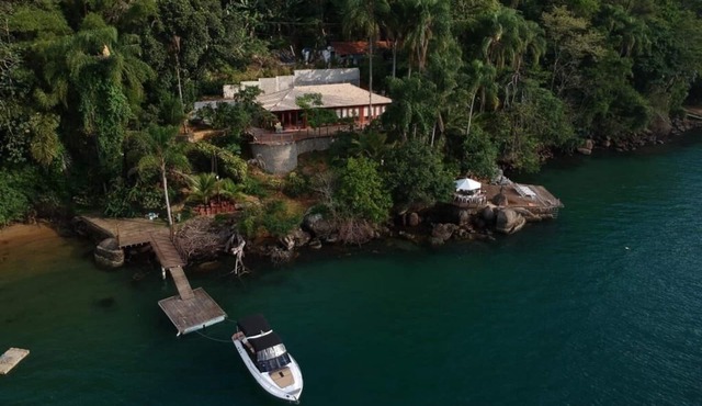 Typical colonial house in the bay of Paraty, with beautiful view, facing the sea