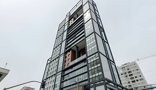 Um quarto e sala, ar no descolado edifício Elysia.