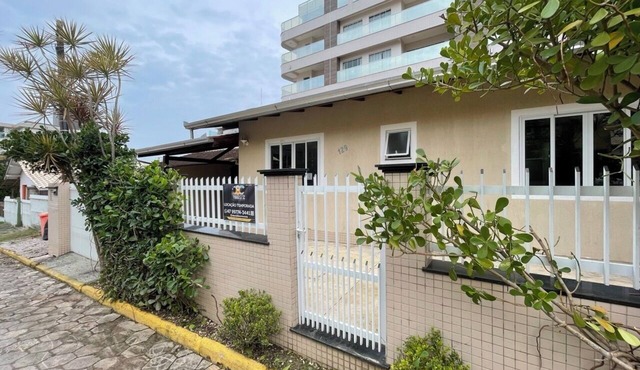 Vacation Rental in Downtown Bombinhas: House for 9 People, 150m from the Beach