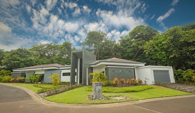 Vibrant 3 Bedroom home at Pacifico Resort in Playas del Coco