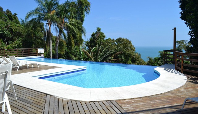Vilabela da Princesa condominium with 24 hour concierge and pool