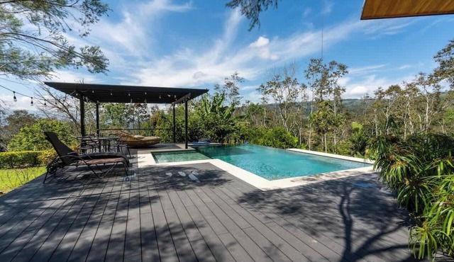 Villa 2 (2BR) w/Pool Near Downtown Turrialba