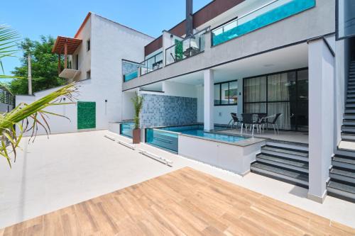 Villa da Serra 2 - Casa com piscinas privativas vidro