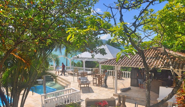 Villa Santuario: Your Beachfront Retreat in Florianopolis