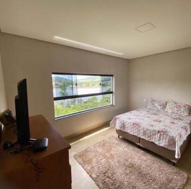 Vista maravilhosa com quarto amplo e confortável em Capitólio