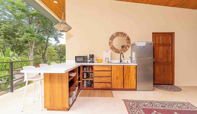 Walk to beach, 2BR/2BA, Apartment, pool, parking, outdoor kitchen