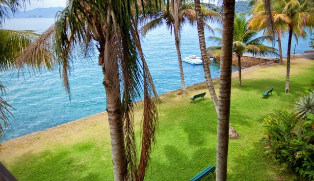Water-front Villa, staffed! Boat rental available.