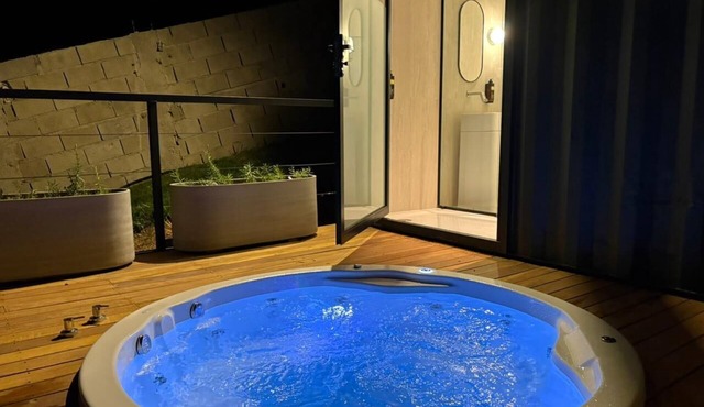 With Jacuzzi - Container da Serra