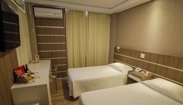 Work-Friendly Twin Room in Central Curitiba with Easy Access to Attractions