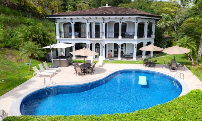 Jaco House | 548 m² House ∙ 6 bedrooms ∙ 12 guests